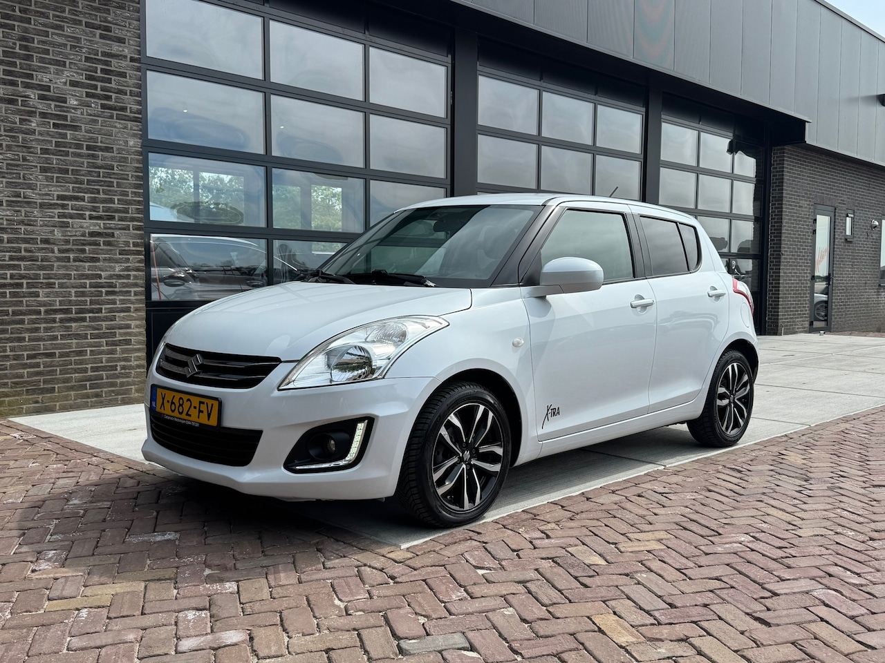 Suzuki Swift - 1.2 Dynamic EASSS | Airco | Cruise | 1/2 Leer | - AutoWereld.nl