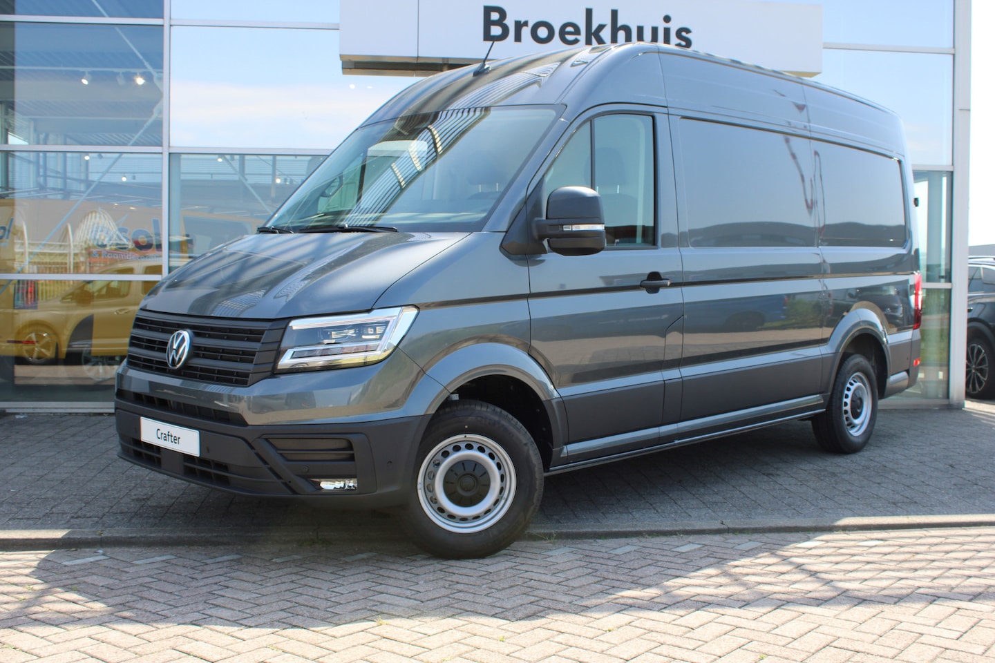 Volkswagen Crafter - 35 2.0 TDI L3H3 Exclusive | BPM VRIJ | Navigatie | Carplay | Camera achter | Diefstalalarm - AutoWereld.nl