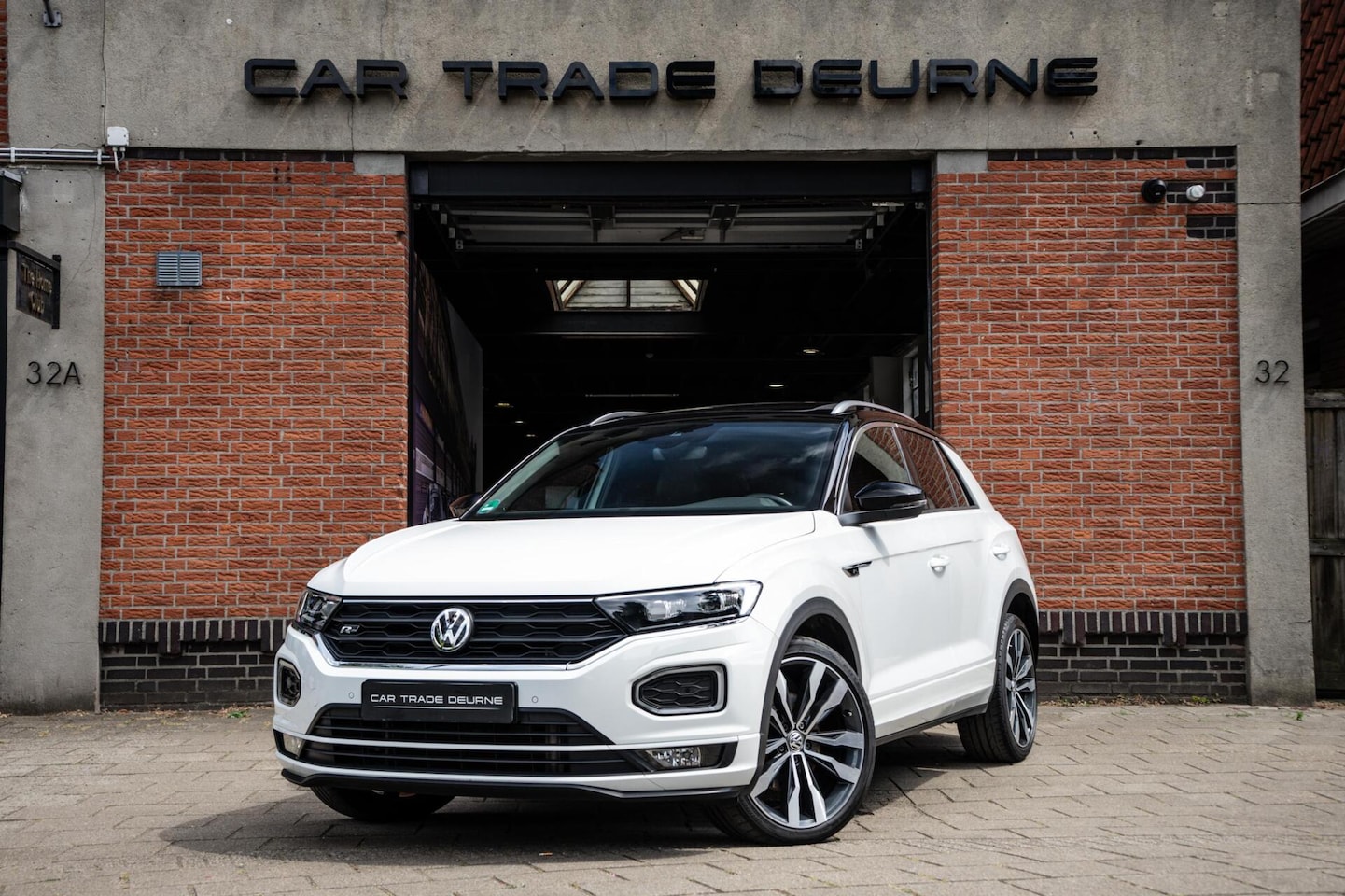 Volkswagen T-Roc - 2.0 TSI 4Motion R-Line Pano / Beats / Camera - AutoWereld.nl