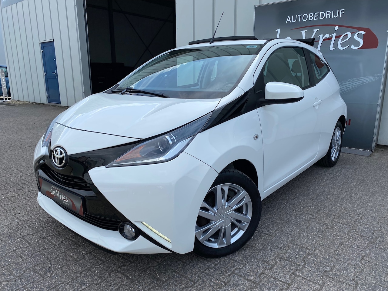 Toyota Aygo - 1.0 VVT-i x-play Cabrio / Airco / Camera / Half Leder / LMV - AutoWereld.nl