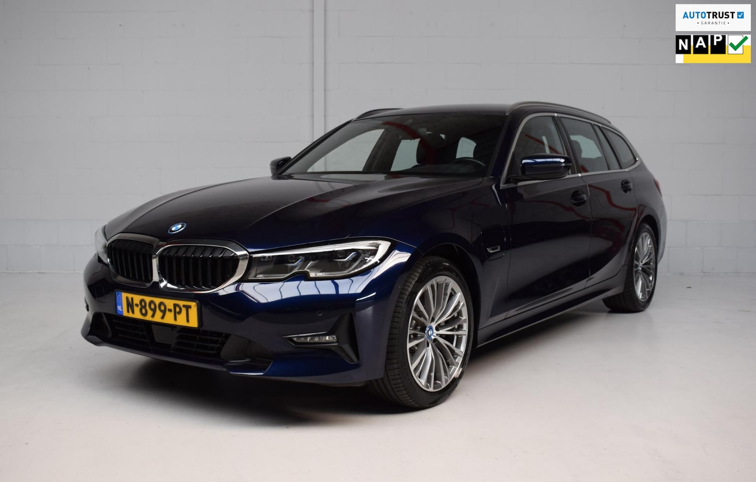 BMW 3-serie Touring - 320e Business Edition Plus ORG.NED / LEER / TREKHAAK / CAMERA / SFEERVERLICHTING / CARPLAY - AutoWereld.nl