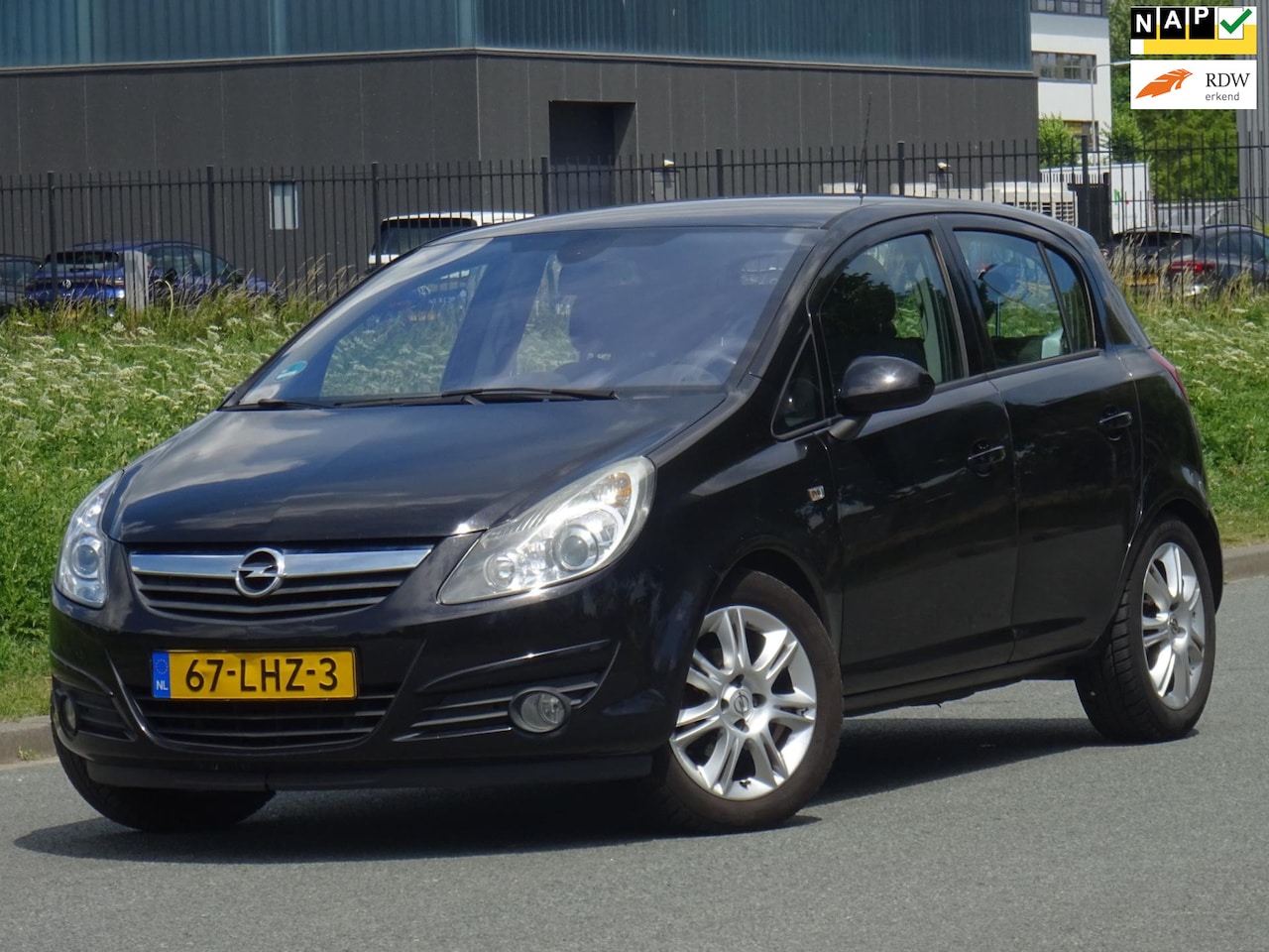 Opel Corsa - 1.4-16V Cosmo 5DRS NAP/NAVI/AIRCO/CRUISE/PDC/APK - AutoWereld.nl