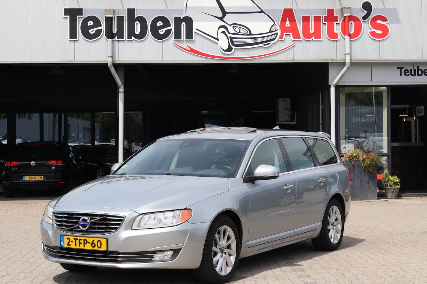 Volvo V70 - 2.0 D4 Momentum Navigatie, Lederen interieur, Trekhaak, Cruise control, Stoelverwarming, S - AutoWereld.nl