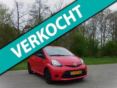 Toyota Aygo - 1.0 VVT-i Now . Airco . 5 Drs . LMV . Achter spoiler . enz