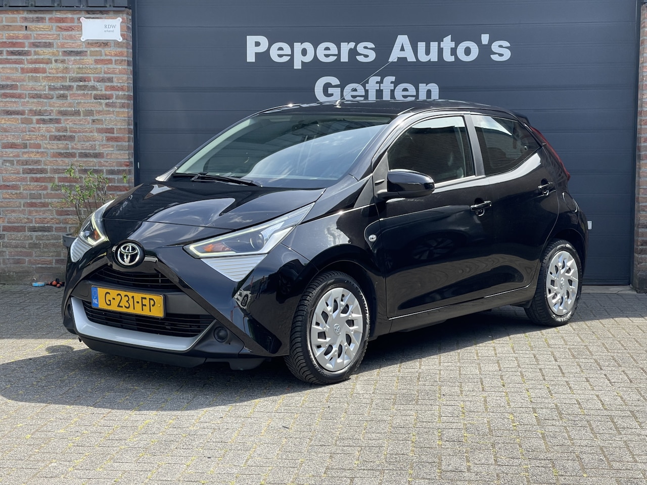Toyota Aygo - 1.0 VVT-i x-play 5drs. Navigatie Airco Camera - AutoWereld.nl