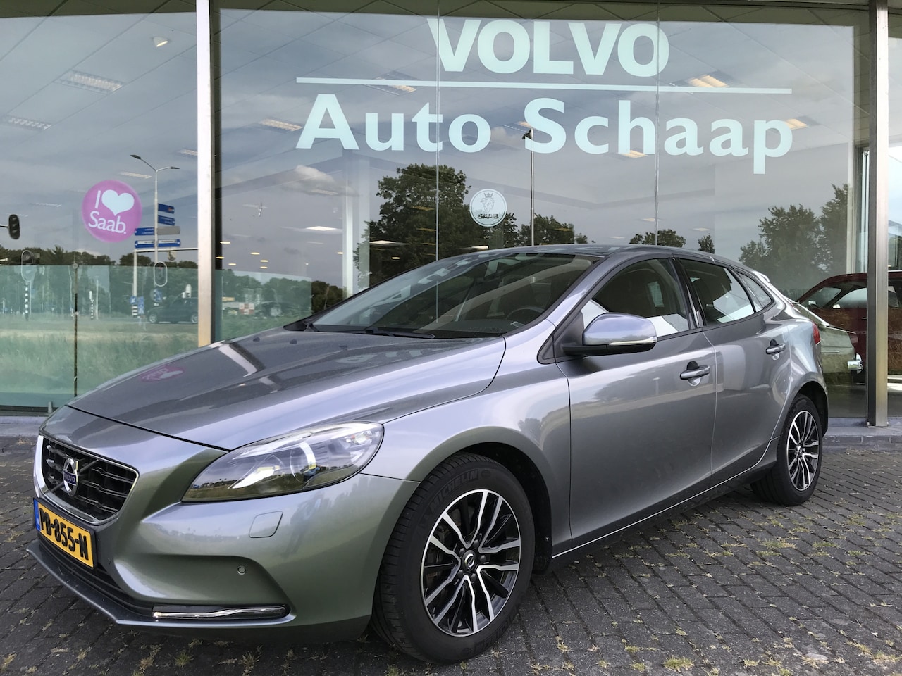 Volvo V40 - 2.0 D2 Business Automaat | Rijklaar incl garantie | Voorruitverwarming Parkeersensoren voo - AutoWereld.nl