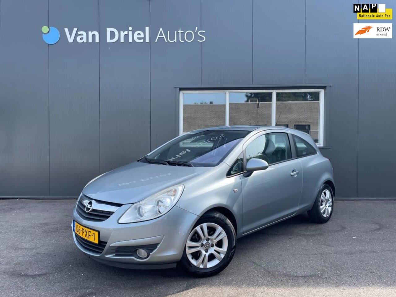 Opel Corsa - 1.2-16V Cosmo / Airco / Parkeersensoren achter! - AutoWereld.nl