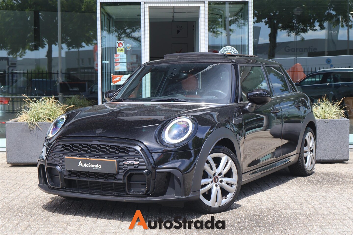 MINI John Cooper Works - Mini 5-Deurs (f55) 1.5 JCW 136pk | LED | Pano | Cruise | Climate | Camera | Navi | Carplay - AutoWereld.nl