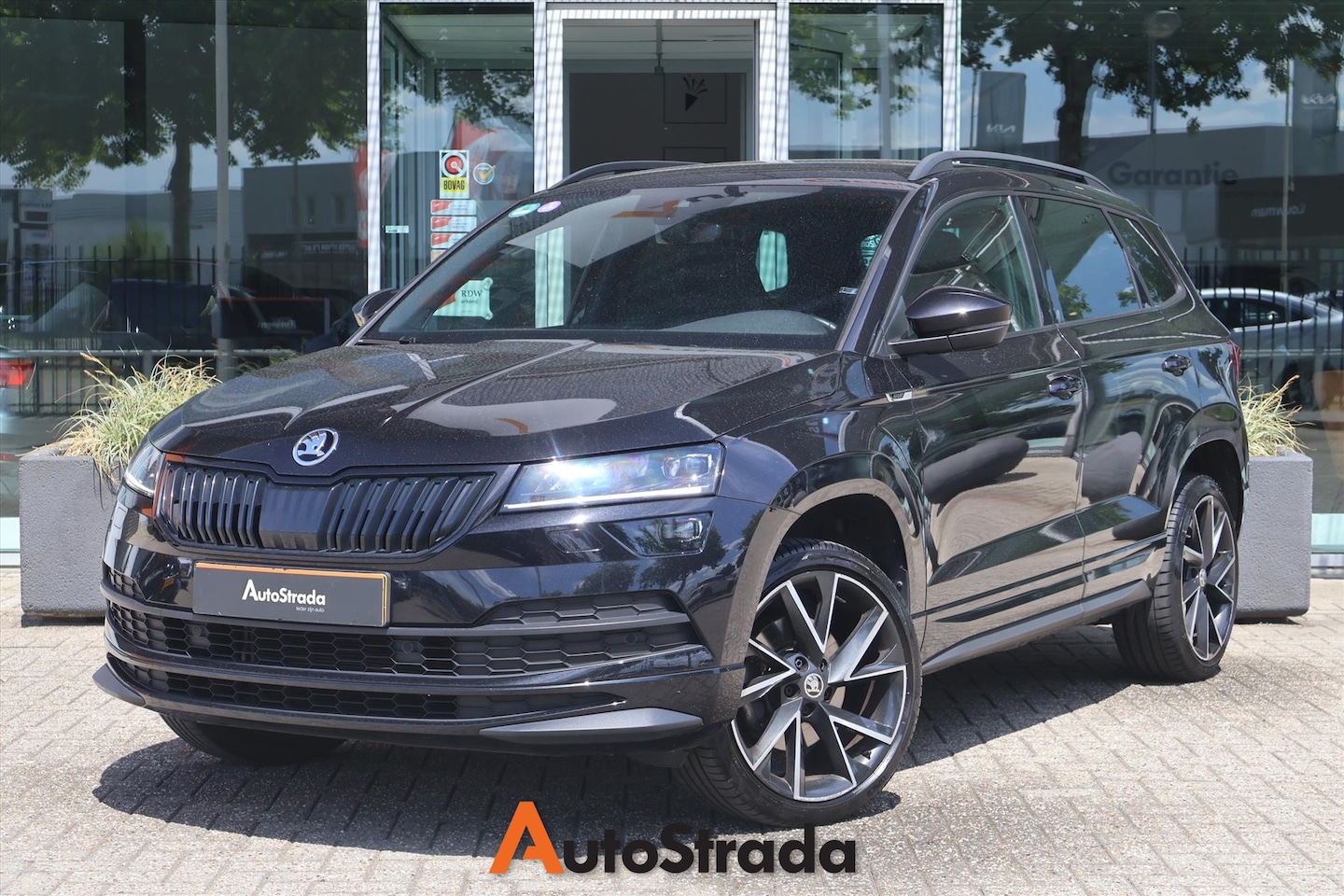 Skoda Karoq - 1.5 SportLine TSI ACT 150pk | Carplay | Navi | Keyless | Camera | Adaptive | LED | Climate - AutoWereld.nl