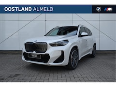 BMW iX1 - eDrive20 M Sport / Panoramadak / Sportstoelen / Adaptieve LED / M Adaptief onderstel / Par
