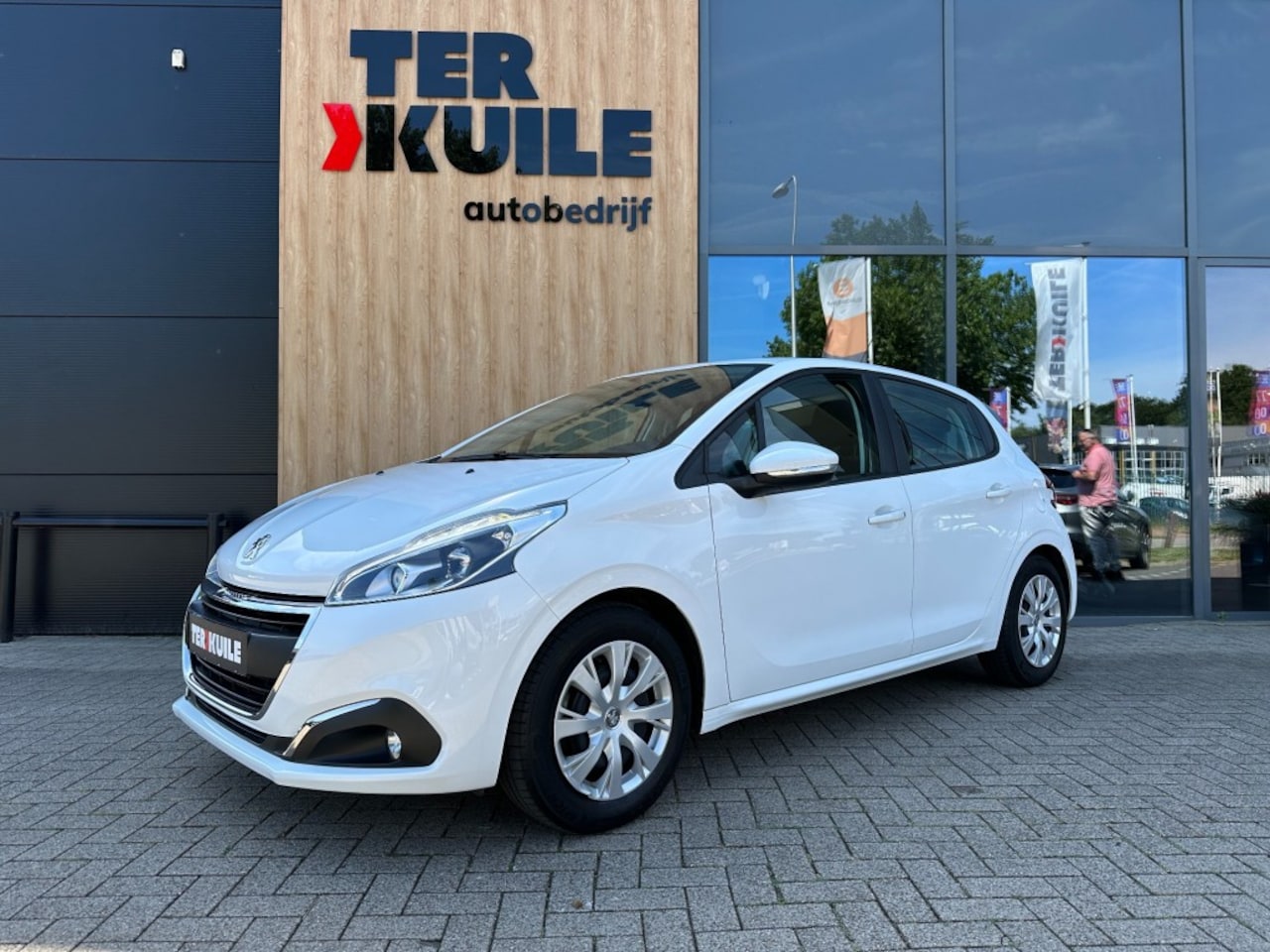 Peugeot 208 - 1.2 PureTech Blue Lion / Navi / Trekh. - AutoWereld.nl
