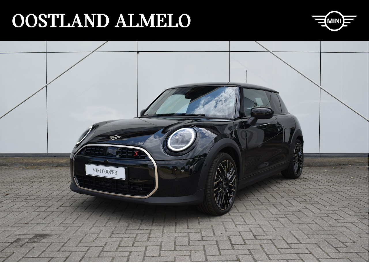 MINI Cooper S - / Favoured Trim / Pakket XL / 18 inch Night Flash Spoke 2-tone - AutoWereld.nl
