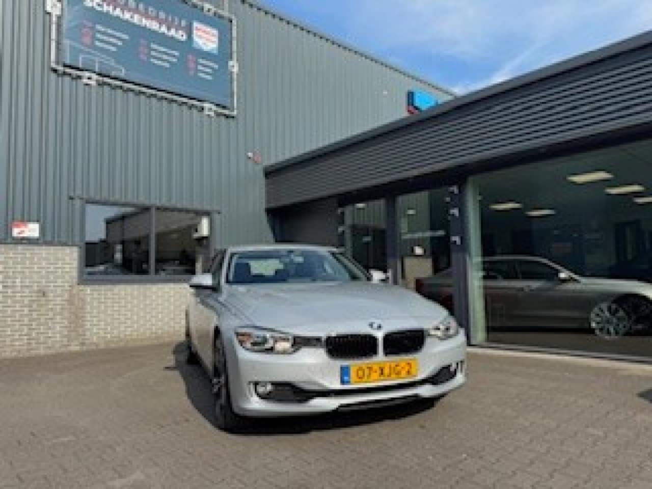 BMW 3-serie - 320i EXECUTIVE/AUTOMAAT/TREKHAAK/CRUISE/PDC/NAVI /NLA - AutoWereld.nl