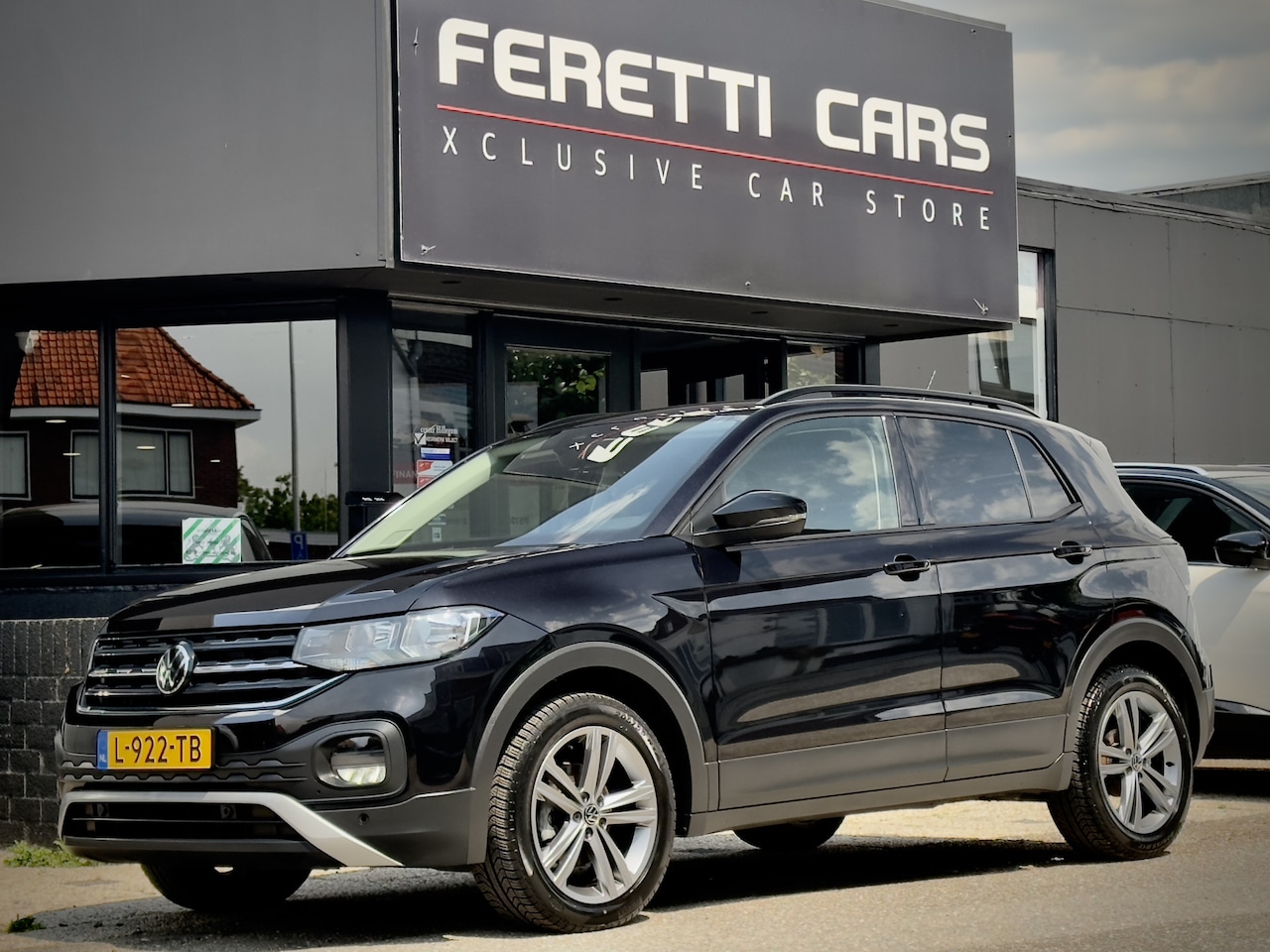 Volkswagen T-Cross - 1.5 TSI AUT7 150PK R-LINE 93D.KM! NAVI CAMERA APPLE-CARPLAY LED LMV PDC - AutoWereld.nl