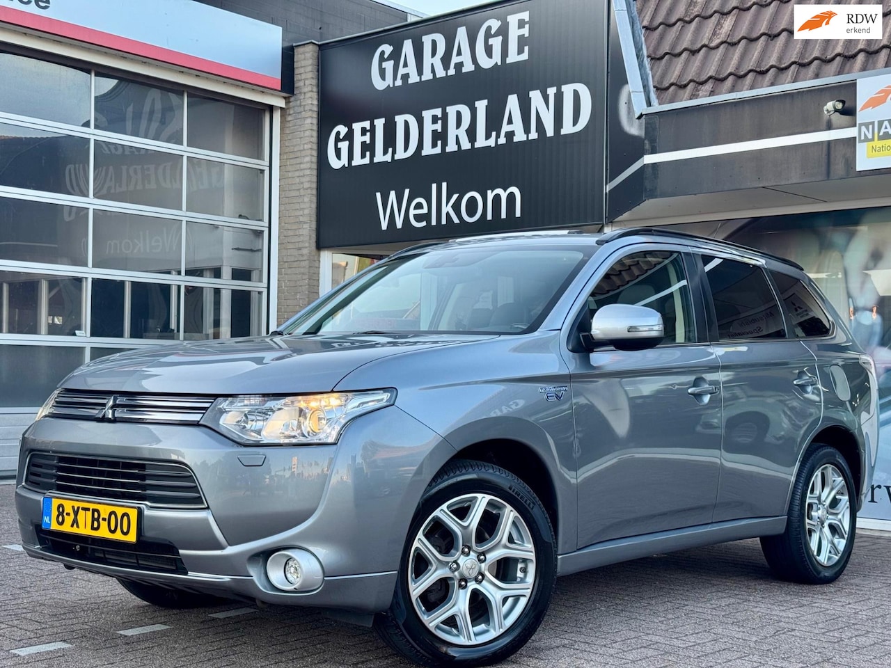 Mitsubishi Outlander - 2.0 PHEV Instyle+ Xenon | Pano | Leder | Navi | Camera | Cruise | Climate - AutoWereld.nl