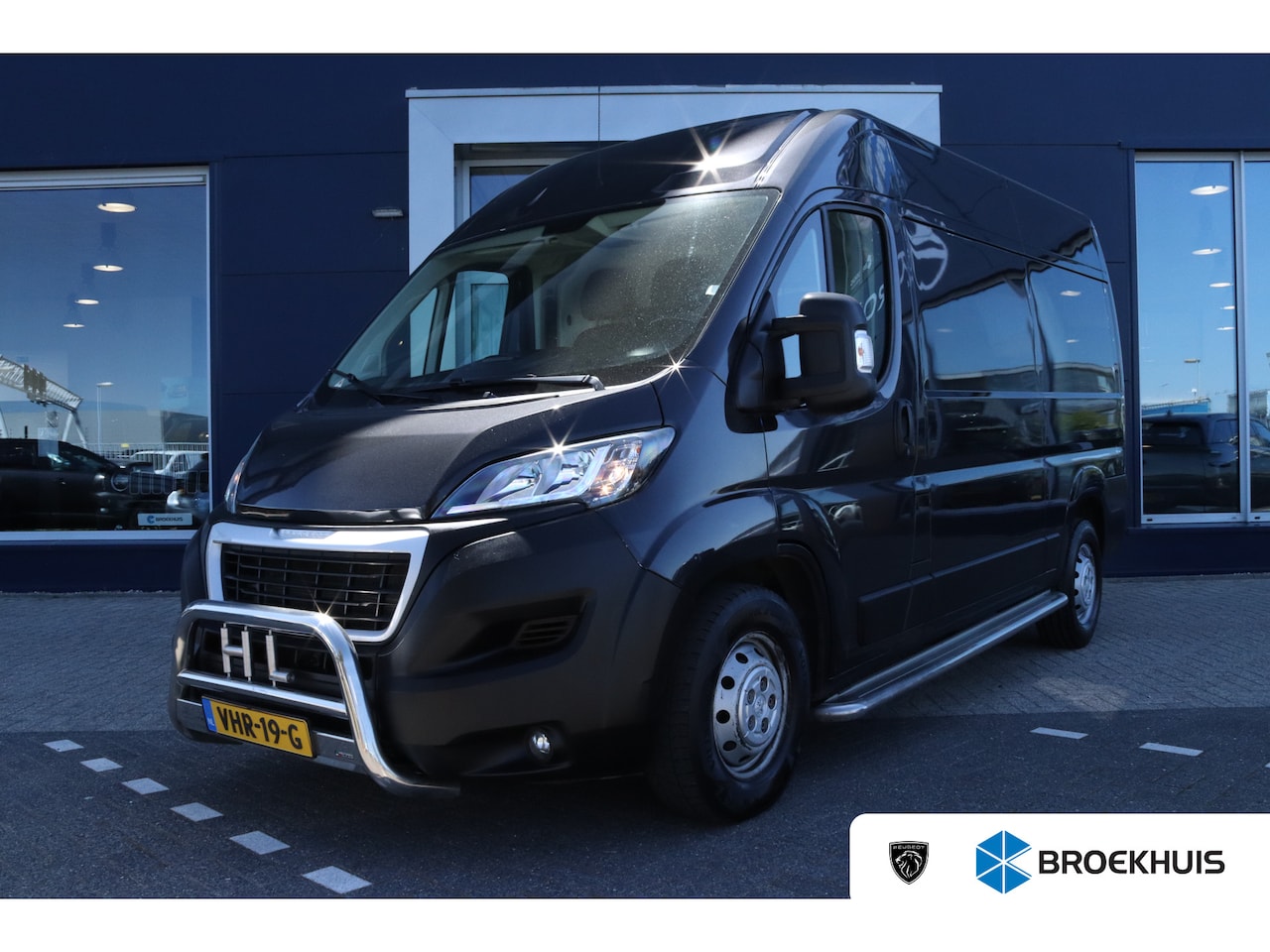 Peugeot Boxer - 435 2.2 BlueHDi 165 L2H2 Zwaar Premium | Cruise Control | Trekhaak | Navi | Sidebars | Air - AutoWereld.nl