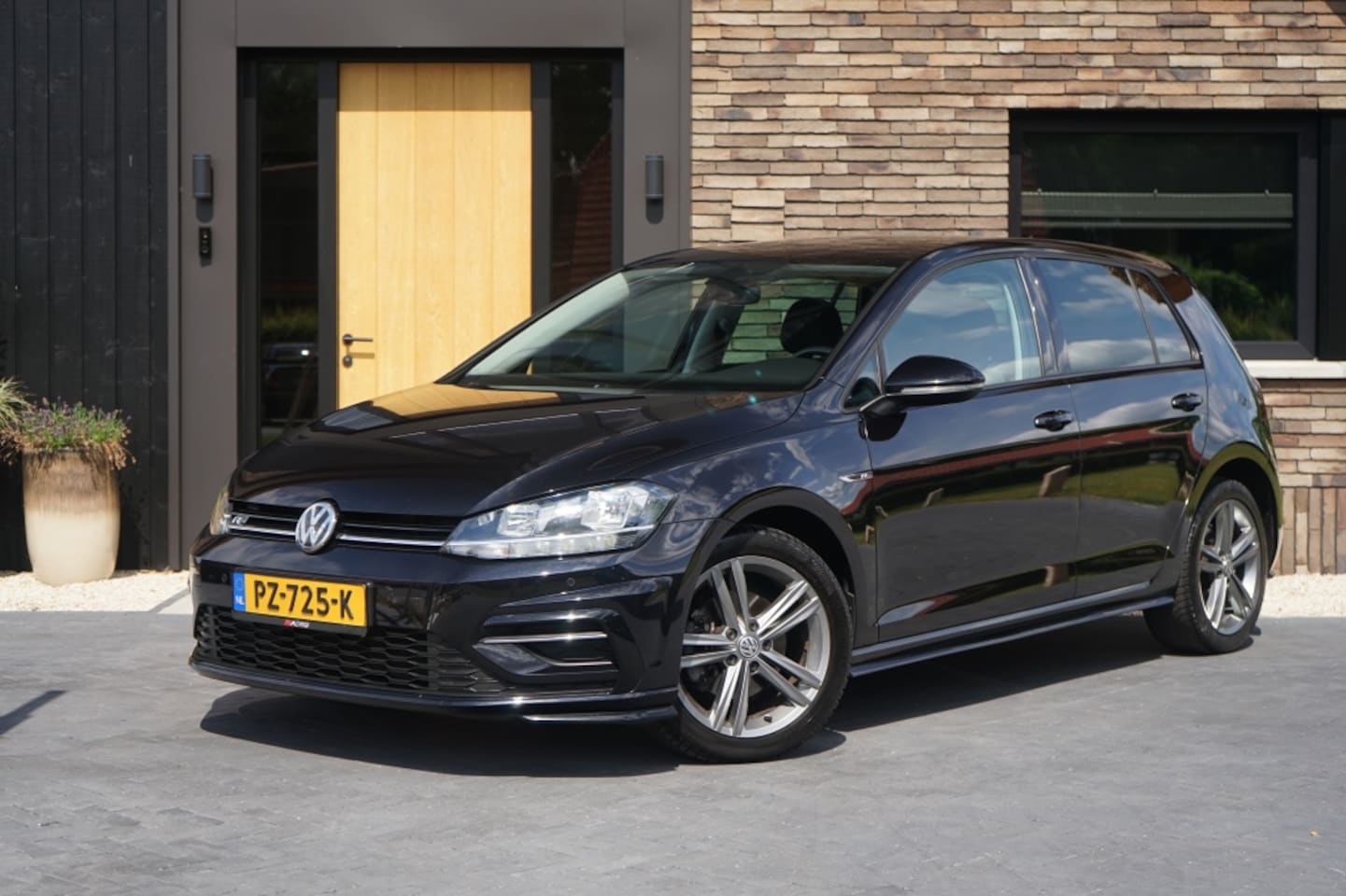 Volkswagen Golf - 1.5 TSI Highline R-Line 150PK - AutoWereld.nl