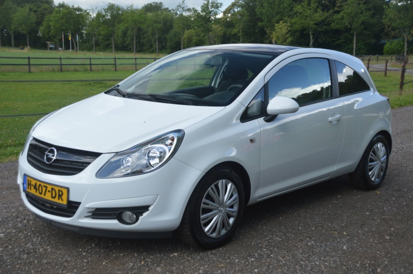 Opel Corsa - 1.4-16V 111 Edition Wit 2010 Airco APK April 2026 - AutoWereld.nl