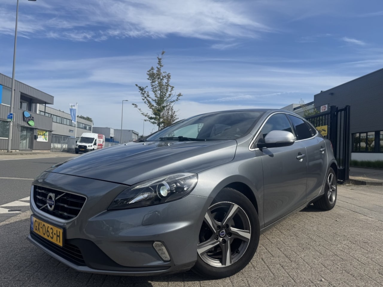 Volvo V40 - 2.0 D2 R-Design Xenon|Navigatie 2015 - AutoWereld.nl