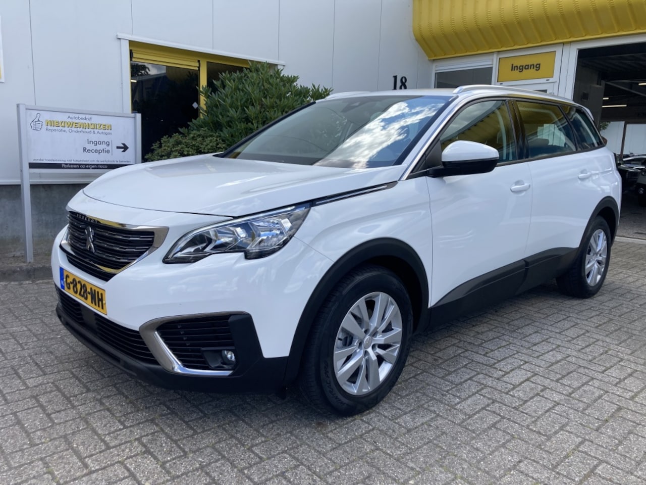 Peugeot 5008 - 1.2 BL. Executive 7 Persoons Navigatie 1e Eigenaar auto - AutoWereld.nl