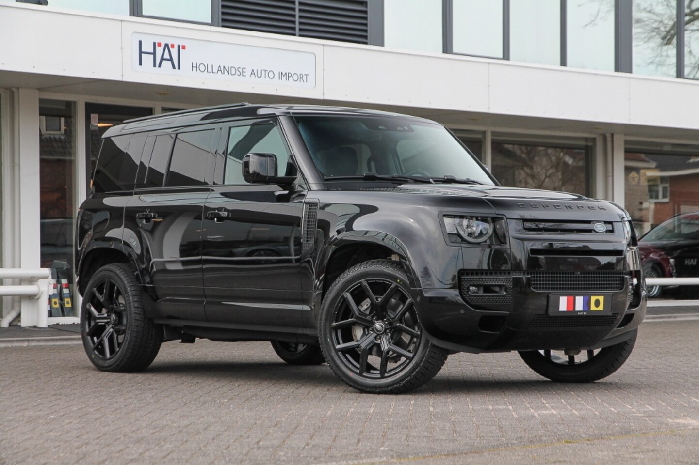 Land Rover Defender 110 - 2.0 P300e 110X Dynamic SE I Pano I Trekhaak I 3 zone airco I - AutoWereld.nl