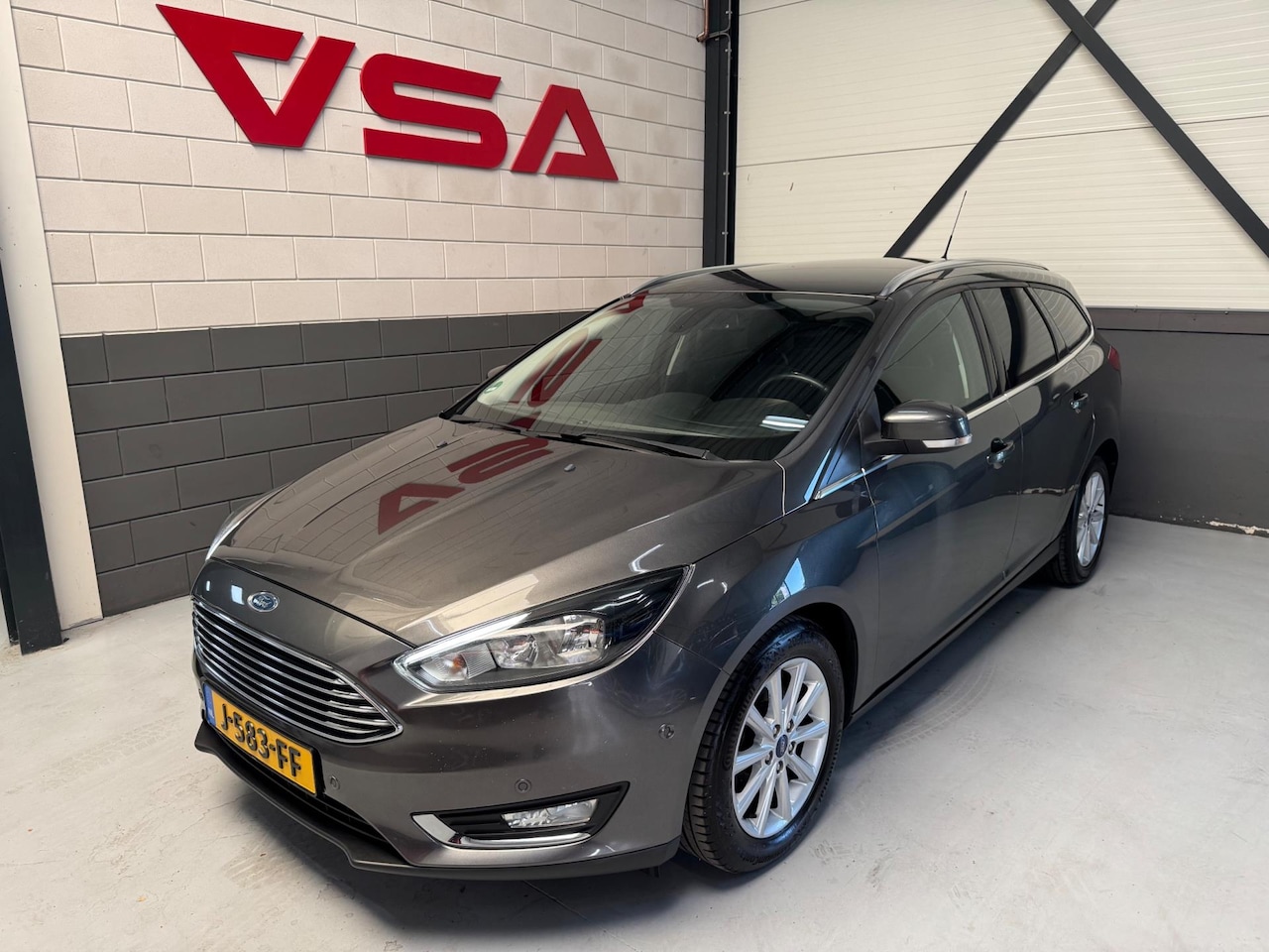 Ford Focus Wagon - 1.5 Red Edition,key-less,Cruise,voorruitVW,Lux - AutoWereld.nl