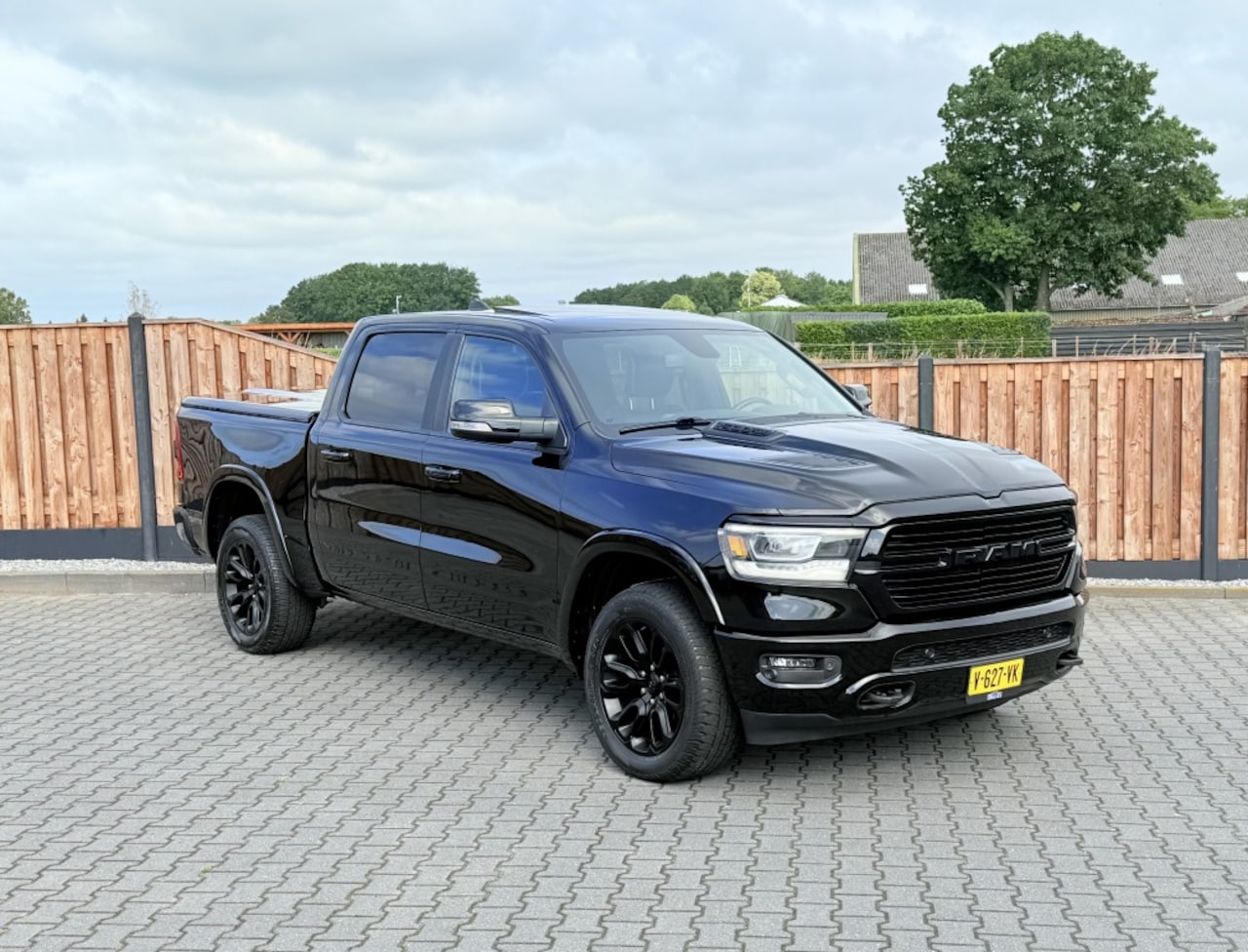 Dodge Ram 1500 - 5.7 V8 4x4 LARAMIE NIGHT EDIT. LUCHTVERING - AutoWereld.nl