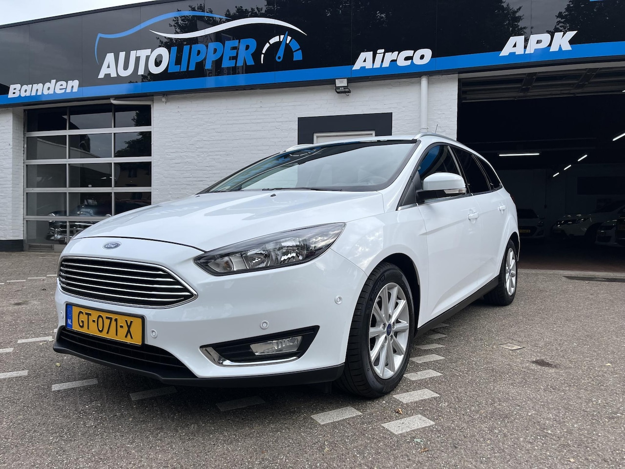 Ford Focus Wagon - 1.5 Titanium Edition /CC/Trekhaak/Nieuwe apk bij aflevering - AutoWereld.nl