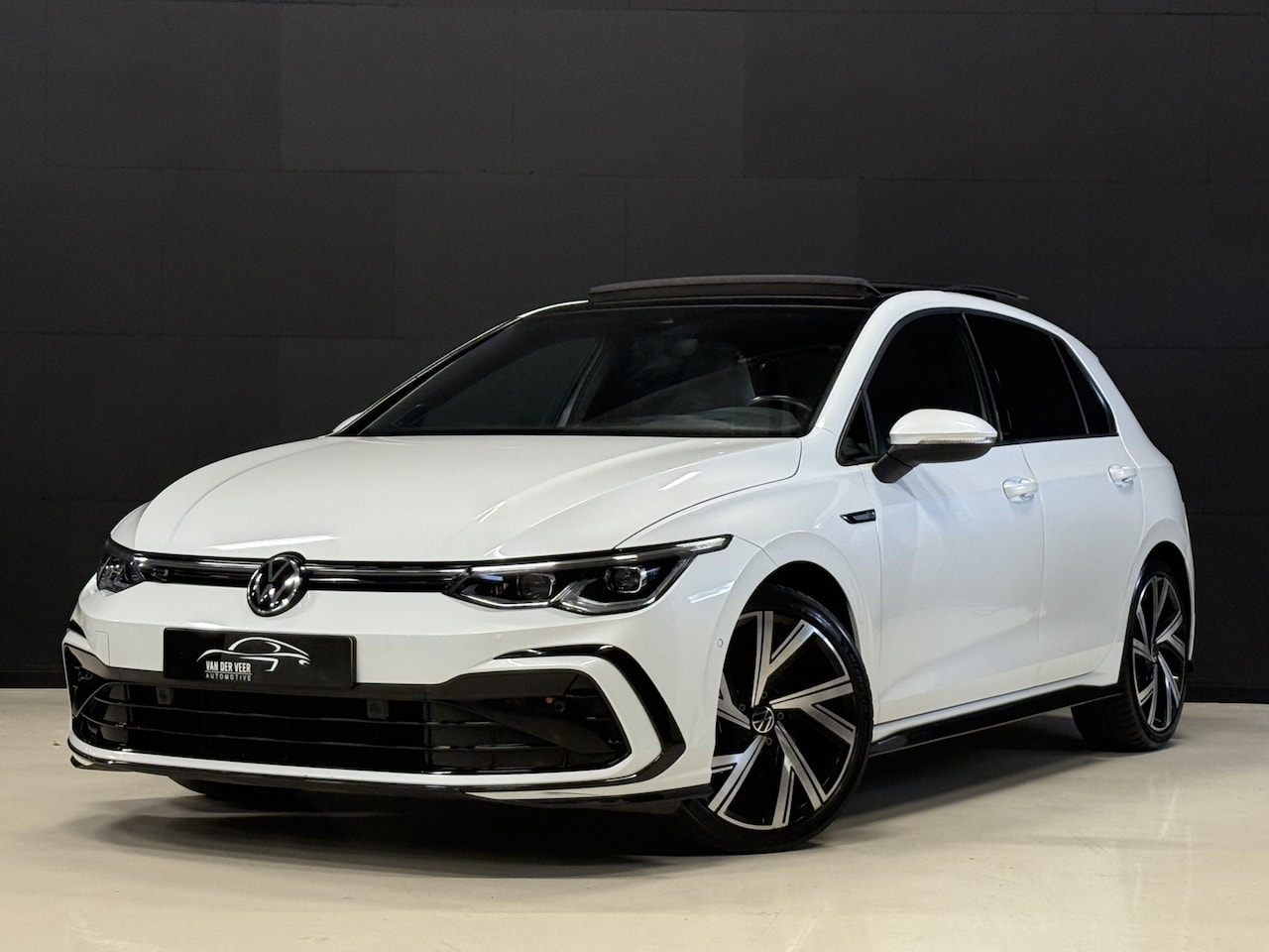 Volkswagen Golf - 1.5 eTSI R-Line | Harman Kardon | Panoramadak | Head UP | IQ Light - AutoWereld.nl