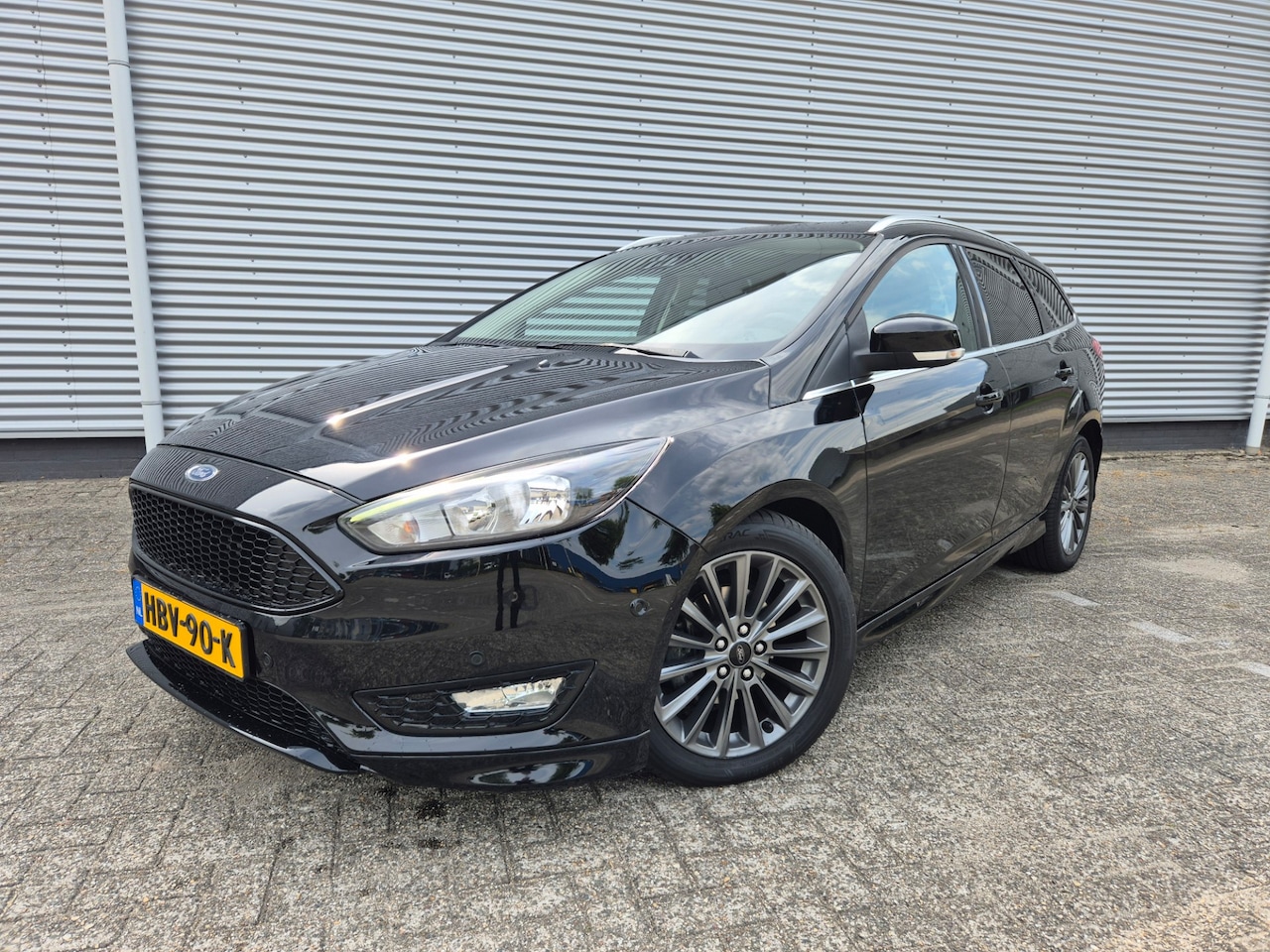 Ford Focus Wagon - 92KW Titanium ST-Line navigatie,parkeersensoren,stoelverwarming - AutoWereld.nl