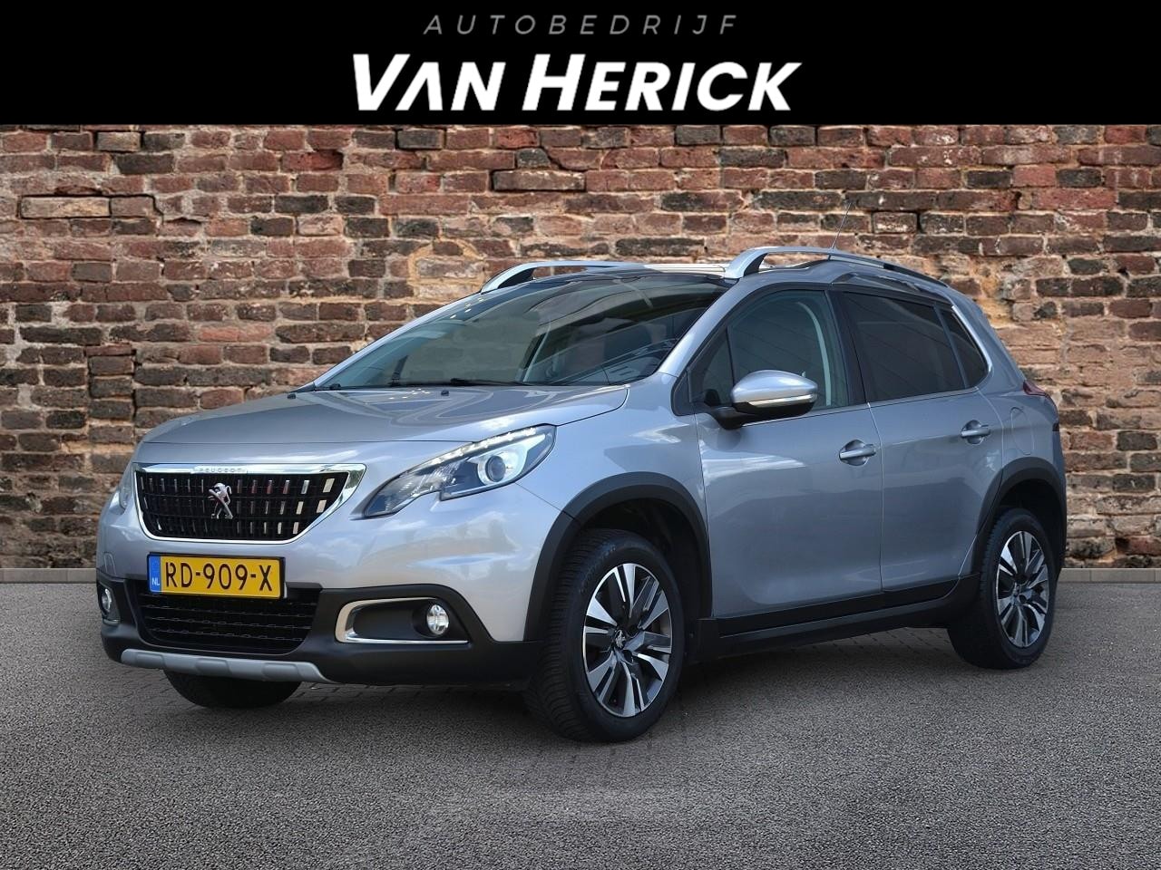 Peugeot 2008 - 1.2 PureTech Allure 110pk | Trekhaak | Cruise | Panoramadak - AutoWereld.nl