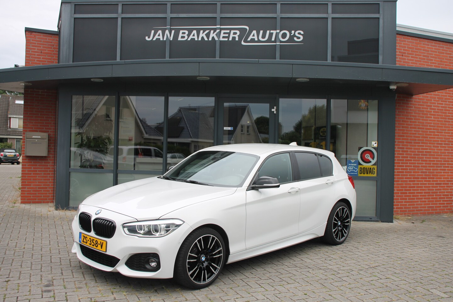 BMW 1-serie - 118i Executive ✅ Automaat ✅ Bluetooth ✅ M-sport ✅ - AutoWereld.nl