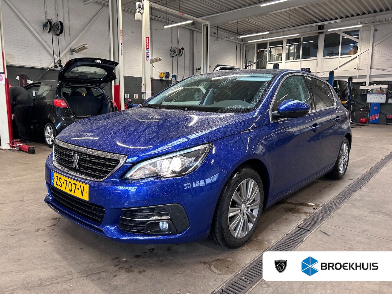 Peugeot 308 - 1.2 PureTech Blue Lease Premium | Trekhaak | Panoramadak | Climate Controle | Achteruitrij - AutoWereld.nl