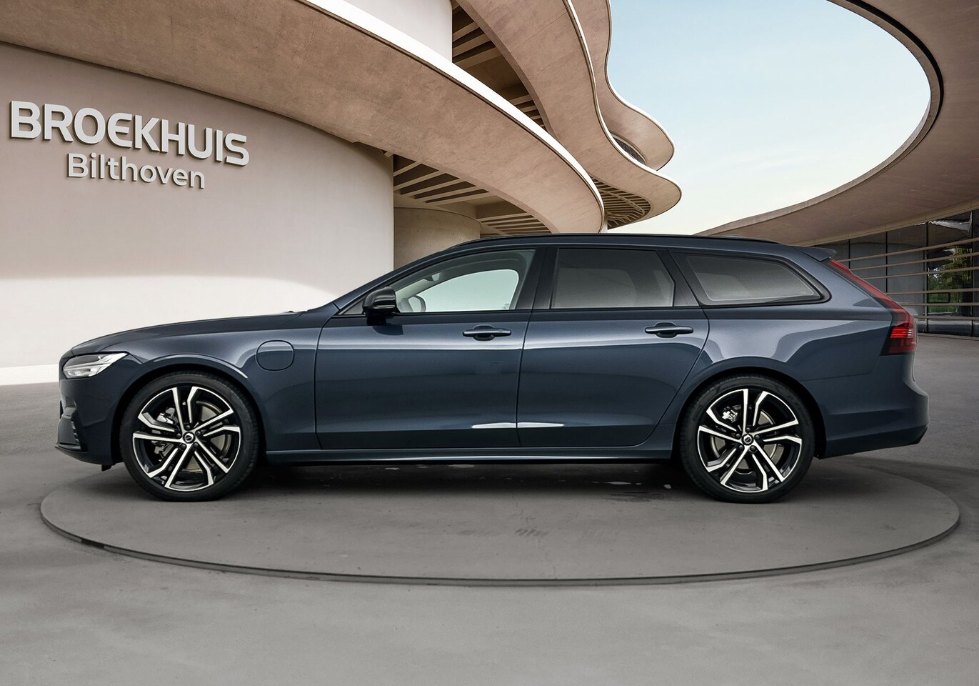Volvo V90 - 2.0 T6 Plug-in hybrid AWD Plus Dark | Luchtvering | Trekhaak | Stoelventilatie | H&K Audio - AutoWereld.nl