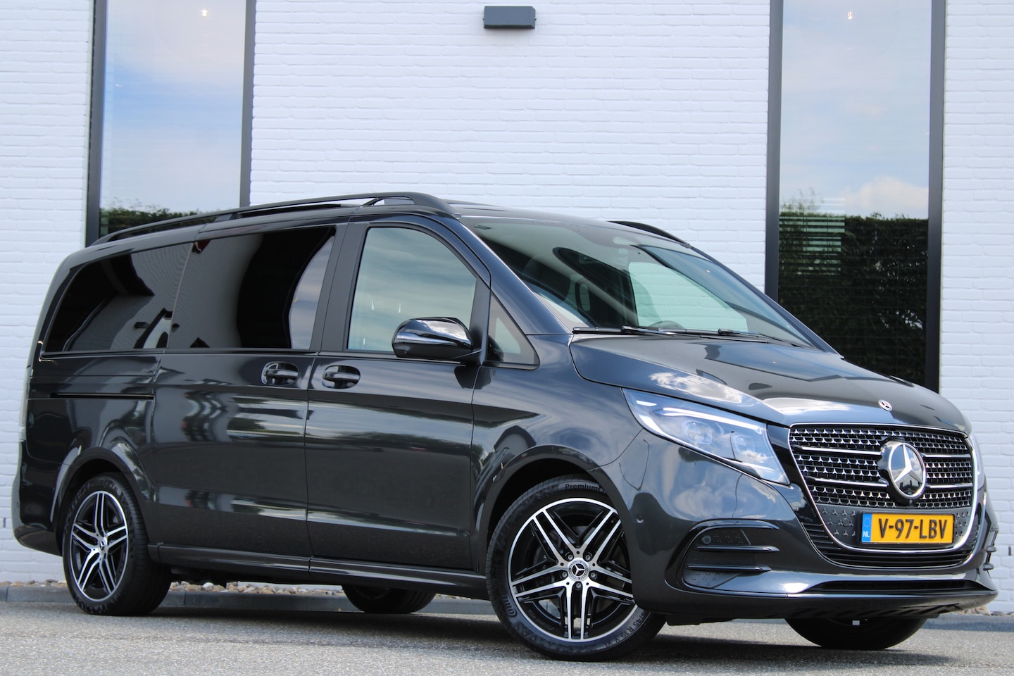 Mercedes-Benz V-klasse - 300d / DC / AMG / 4-Matic / Luchtvering / Panorama / 2x Elec Schuifd / 360 Cam / Burmester - AutoWereld.nl