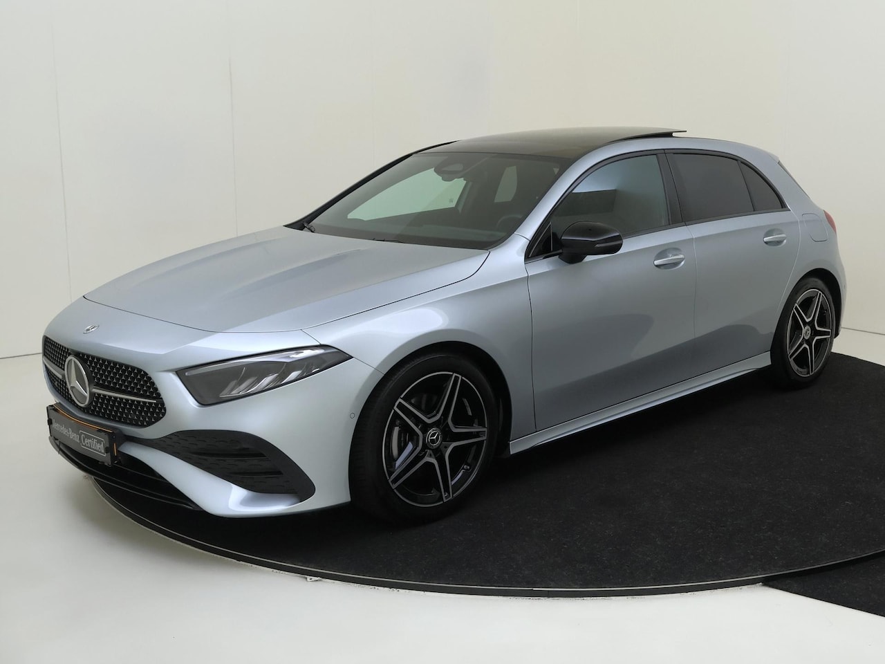 Mercedes-Benz A-klasse - 180 AMG Line / Stoelverwarming / Achteruitrijcamera / Panaroma-schuifdak / Night-Pakket / - AutoWereld.nl