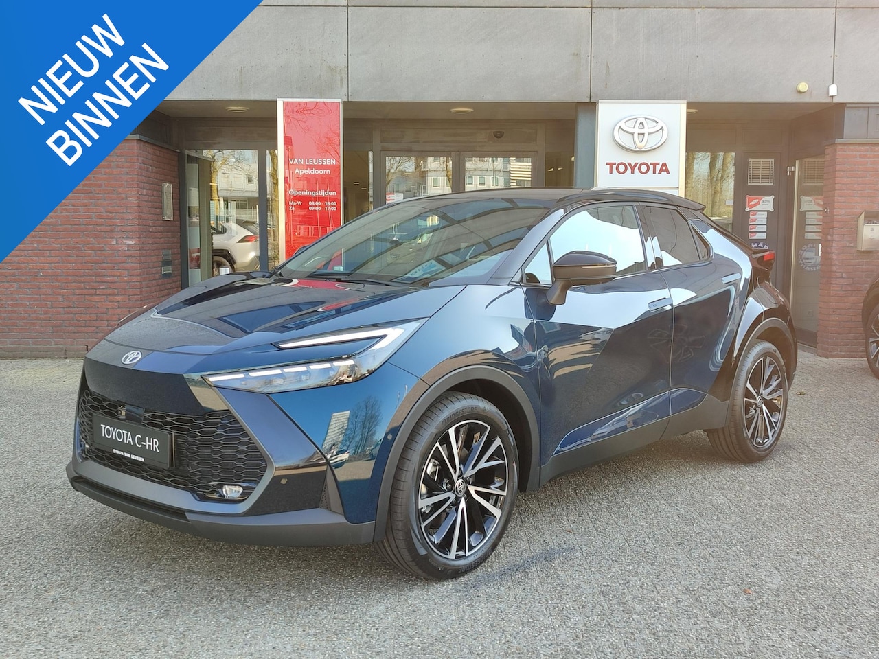 Toyota C-HR - PHEV 220 PREMIERE EDITION NIEUW DIRECT RIJDEN STOEL/STUURVERW PANODAK KEYLESS HEAD-UP LED - AutoWereld.nl