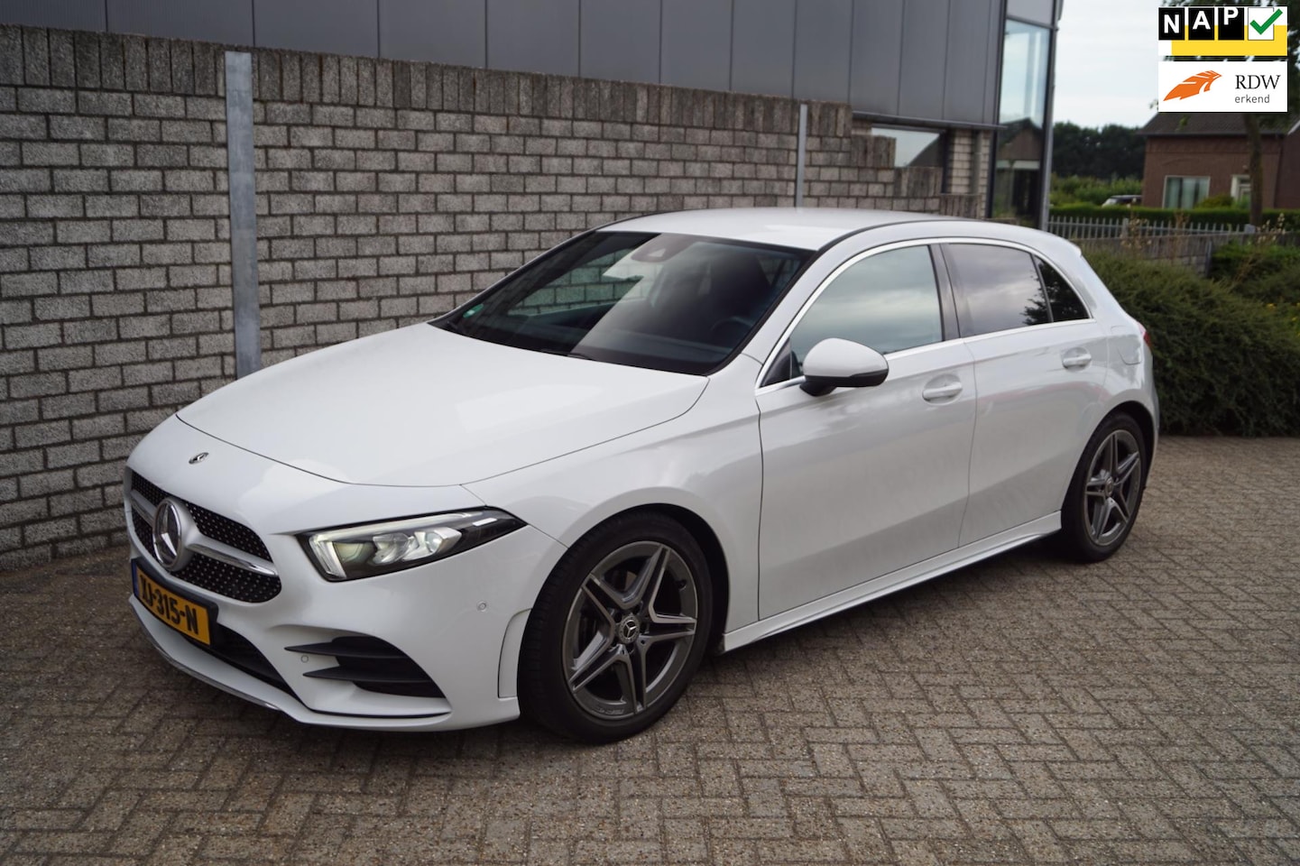 Mercedes-Benz A-klasse - 200 Business Solution AMG Autom Leder/Alcantara Sportst Stoelverw Navi Camera Clima Cruise - AutoWereld.nl