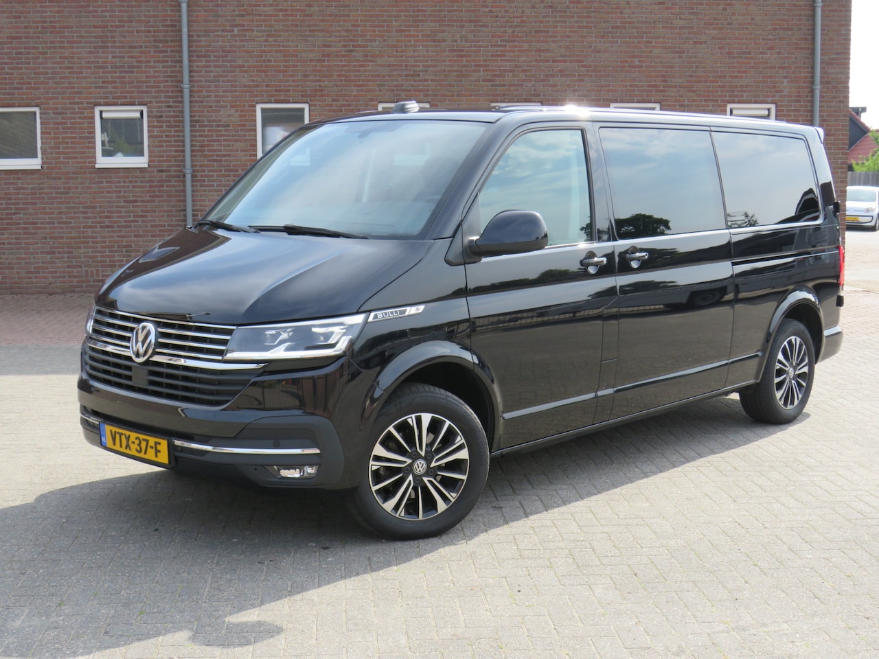 Volkswagen Transporter - 2.0 TDI 150Pk DSG L2H1 DC Bulli T6.1 * 2x Schuifdeur L+R * Camera * Trekhaak * Led Koplamp - AutoWereld.nl