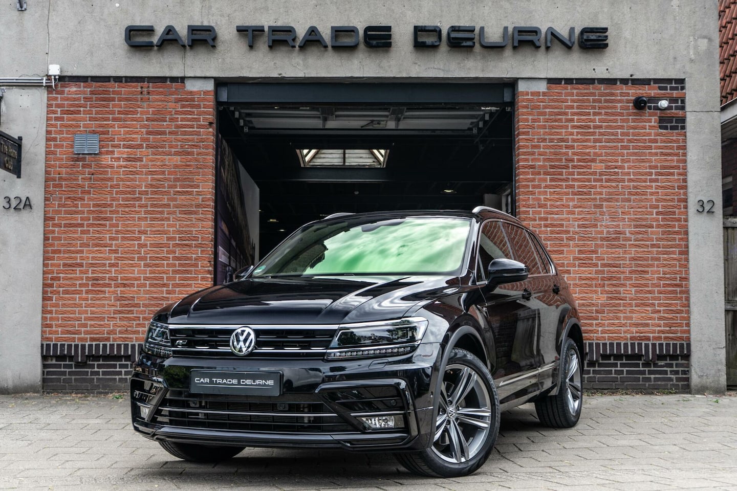 Volkswagen Tiguan - 2.0 TSI 4 Motion R-Line Pano / Trekhaak / Camera - AutoWereld.nl