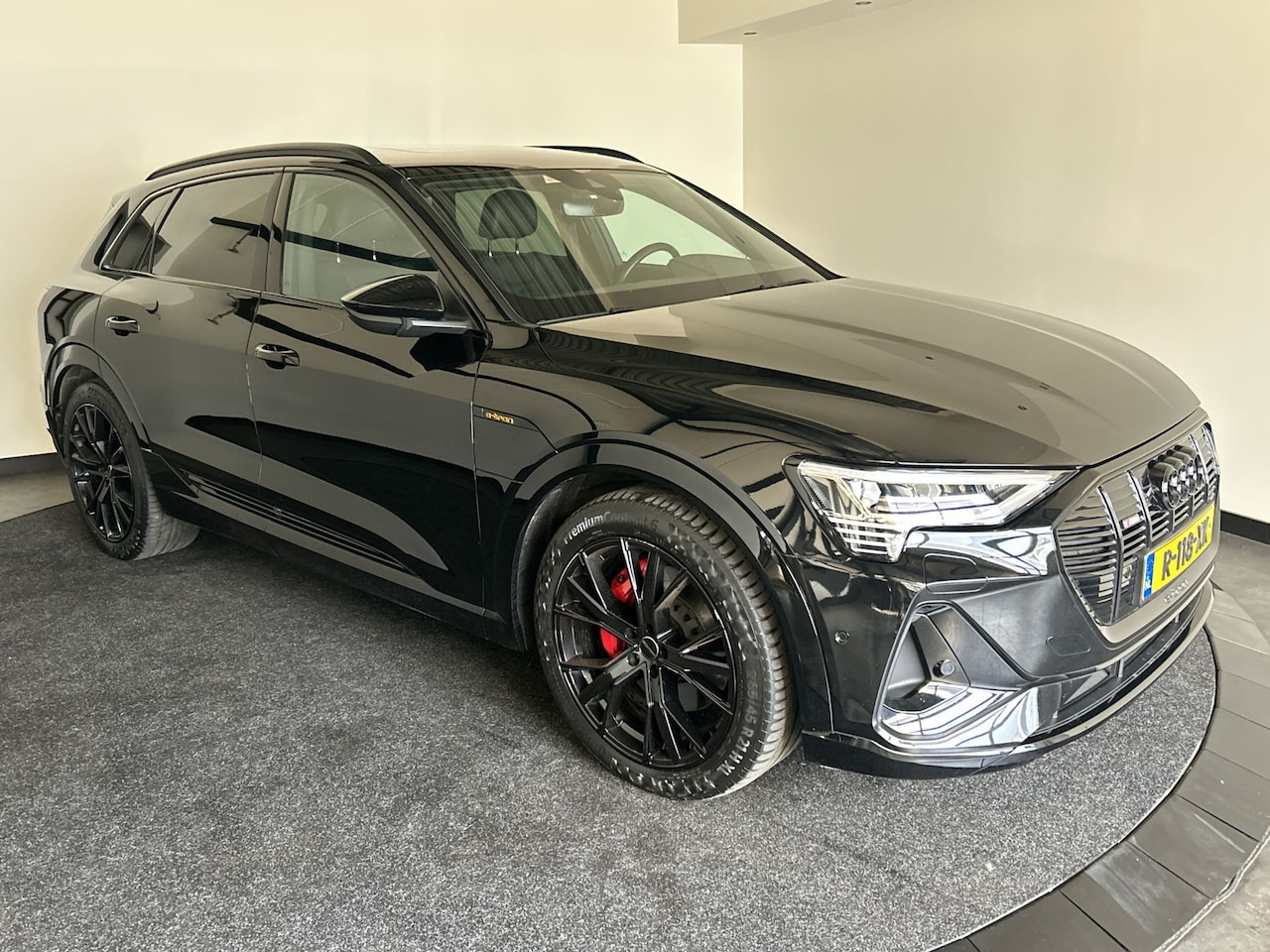 Audi e-tron - 55 quattro S edition 95 kWh | Black on Black! | Achteruitrijcamera | Sportstoelen voor met - AutoWereld.nl