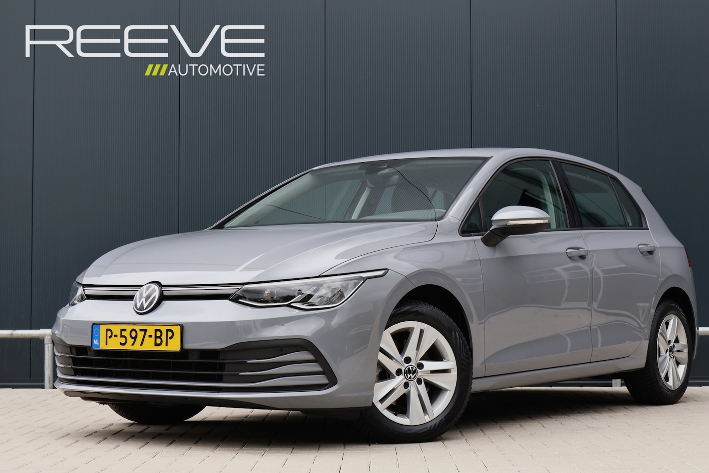 Volkswagen Golf - 1.0 eTSI Life Automaat | Carplay | LED | Adaptive Cruise | Moonstone Grey | Sfeerverlichti - AutoWereld.nl