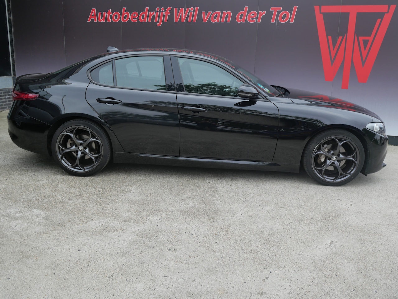 Alfa Romeo Giulia - 2.0T SUPER | AUTOMAAT | NAVIGATIE | KEYLESS | DAB | 19 INCH | NL-AUTO!! - AutoWereld.nl