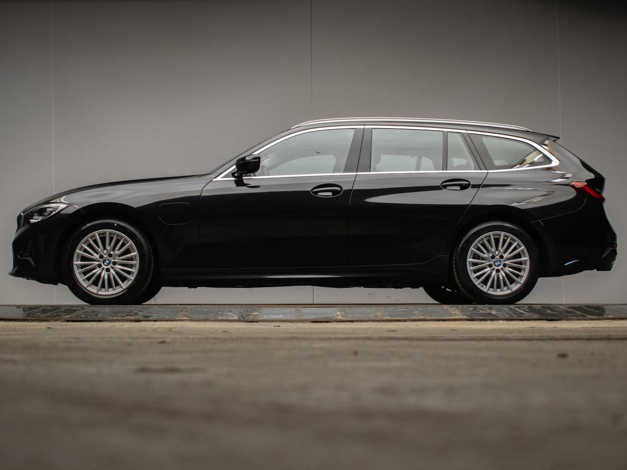BMW 3-serie Touring - 320e M Sport (PANORAMADAK,APPLE CARPLAY,NAVI,SFEERVERLICHTING,STOELVERWARMING,CAMERA,LEDER - AutoWereld.nl