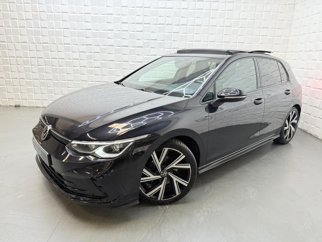 Volkswagen Golf - 1.5 eTSI 2x R Line PANO VIRTUAL SFEER - AutoWereld.nl
