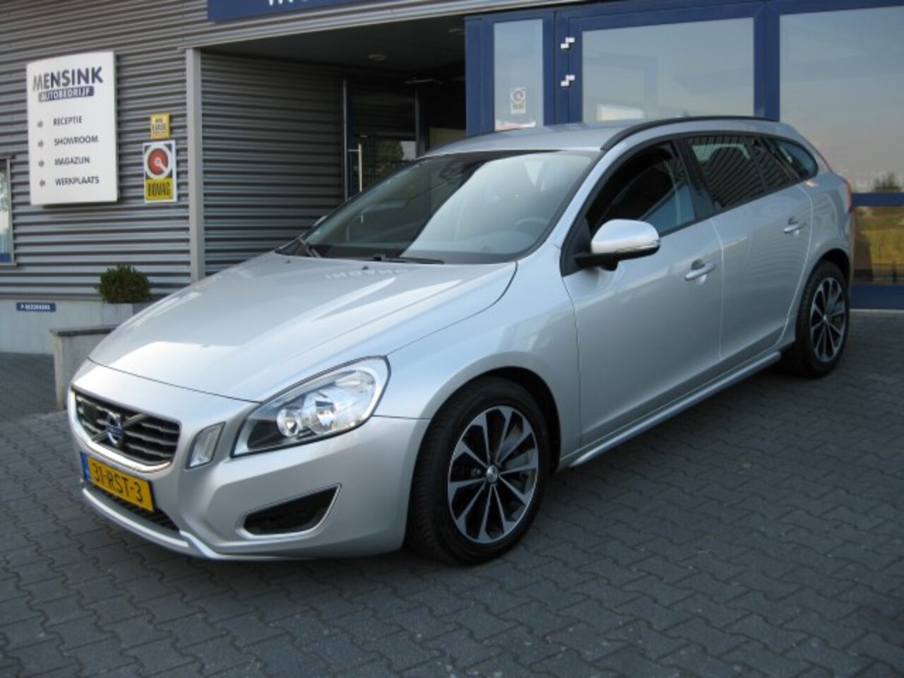Volvo V60 - 2.0T Momentum 2.0T 149KW Momentum - AutoWereld.nl