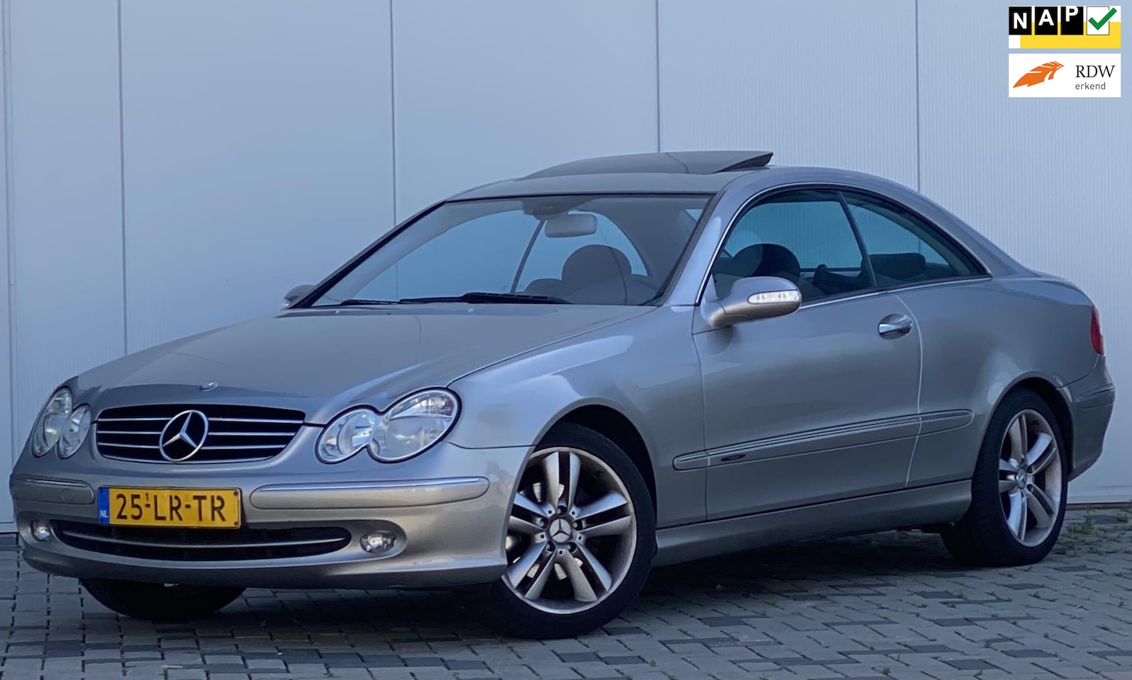 Mercedes-Benz CLK-klasse Coupé - 200 K. Avantgarde AUTOMAAT OPENDAK NAVI CARPLAY IN BIJNA NIEUWSTAAT - AutoWereld.nl