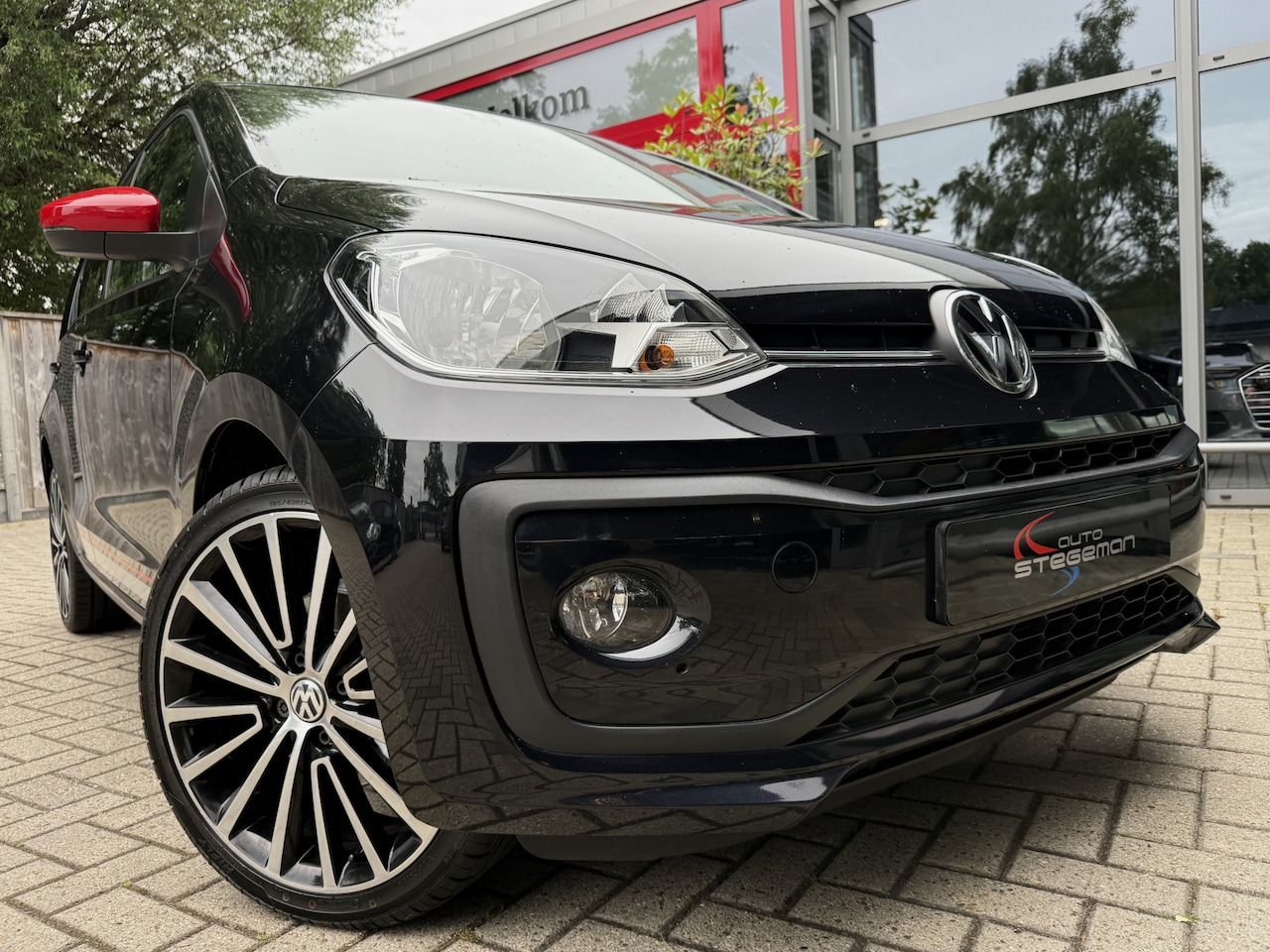 Volkswagen Up! - 1.0 75PK *!* HIGH UP *!* PANODAK/ BEATS/ CRUISE/ 17 INCH/ STOELVERWARMING *!* - AutoWereld.nl