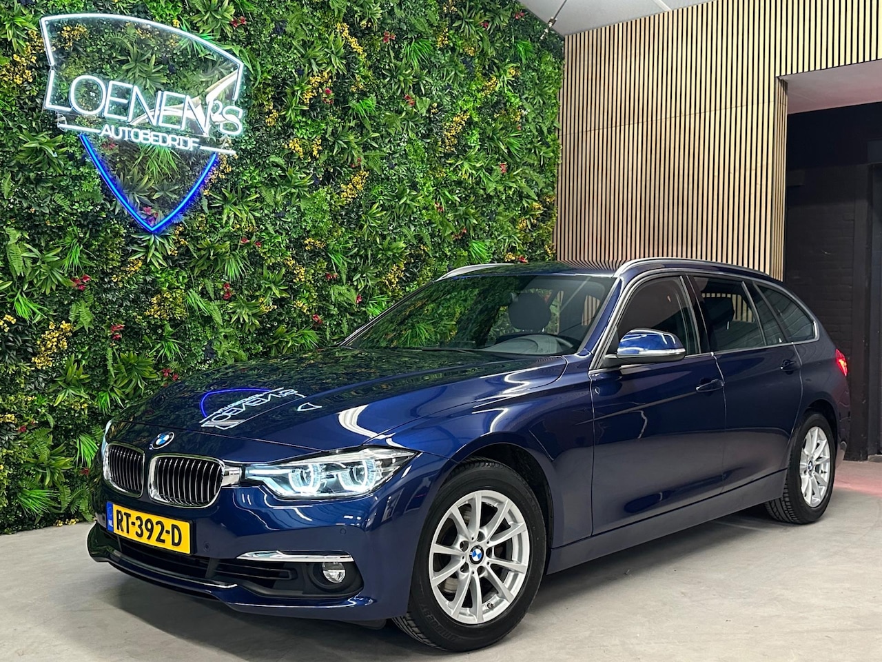 BMW 3-serie Touring - 318i High Executive / CarPlay / Leder / Cruise - AutoWereld.nl