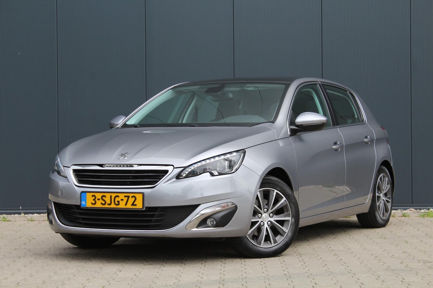 Peugeot 308 - 1.6 THP Première | Pano | Trekhaak | Navigatie | Clima / Cruise control | PDC | NAP | APK - AutoWereld.nl